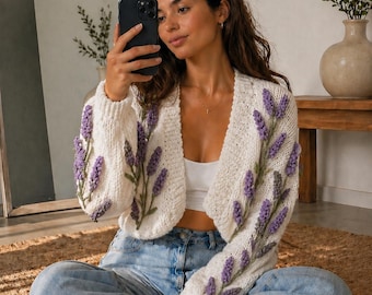 Cardigan all'uncinetto color lavanda fatto a mano, maglione floreale a maglia grossa, maglieria corta in stile cottagecore