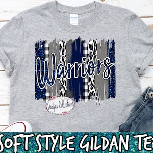 Camisa Warriors Spirit, cores do time azul e prata, camisa Football Mom, camisa fofa do time de treino, camisa mascote Brush Stroke, camiseta de manga curta