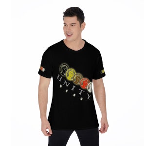 Può includere: Maglietta nera con una grafica di cinque pugni in cerchi, ogni pugno di un colore diverso. Il testo "UNITY WEAR" è sotto i pugni.