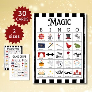 Puede incluir: Un juego de Bingo Mágico con una tarjeta de bingo grande, una tarjeta de llamada y fichas de juego. La tarjeta principal presenta un borde en blanco y negro y las palabras "Magic Bingo". La tarjeta de bingo incluye imágenes de elementos relacionados con la magia. Dos explosiones de estrellas rojas indican "30 cartas" y "2 tamaños".
