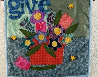 Tapiz de pared mini quilt de verano (mayo), aplique de flores hecho a mano, 14 x 14 pulgadas.
