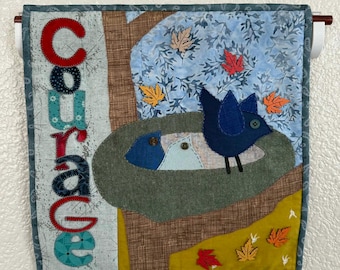 Tapiz de pared mini de verano (julio), nido de pájaro con apliques hechos a mano, 35,5 x 35,5 cm.
