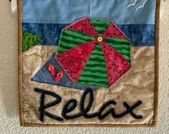 Tapiz de pared mini quilt de otoño (agosto), apliques hechos a mano con motivos playeros, 35,5 x 35,5 cm.