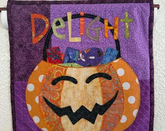 Tapiz de pared mini de otoño (octubre), calabaza de Halloween con apliques hechos a mano, 35,5 x 35,5 cm.