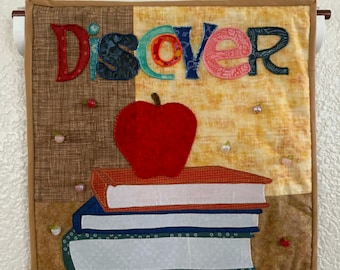 Tapiz de pared mini de otoño (septiembre), colcha de libros con apliques hechos a mano, 14 x 14 pulgadas.