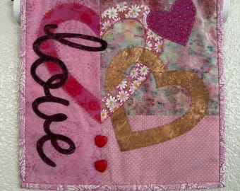 Mini tapiz de pared de primavera (febrero), corazón con apliques hechos a mano, 35,5 x 35,5 cm.