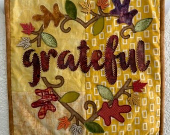 Tapiz de pared mini quilt de otoño (noviembre), corazón agradecido con apliques hechos a mano, 35,5 x 35,5 cm.