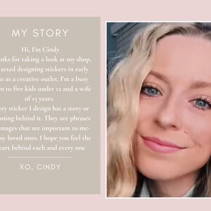 Pode incluir: Retrato de uma mulher sorridente com cabelo loiro e olhos azuis. &Agrave; esquerda, o texto "MY STORY" e uma mensagem pessoal de Cindy, a propriet&aacute;ria da loja, sobre seus designs de adesivos e sua sa&iacute;da criativa.