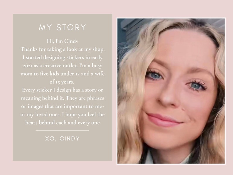 Pode incluir: Retrato de uma mulher sorridente com cabelo loiro e olhos azuis. &Agrave; esquerda, o texto "MY STORY" e uma mensagem pessoal de Cindy, a propriet&aacute;ria da loja, sobre seus designs de adesivos e sua sa&iacute;da criativa.