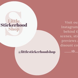 Pode incluir: Um fundo rosa empoeirado com dois c&iacute;rculos brancos sobrepostos. O c&iacute;rculo superior exibe "Little Stickerhood Shop" em roxo escuro. O c&iacute;rculo inferior mostra o nome de usu&aacute;rio do Instagram. Texto incentivando visitas ao Instagram.