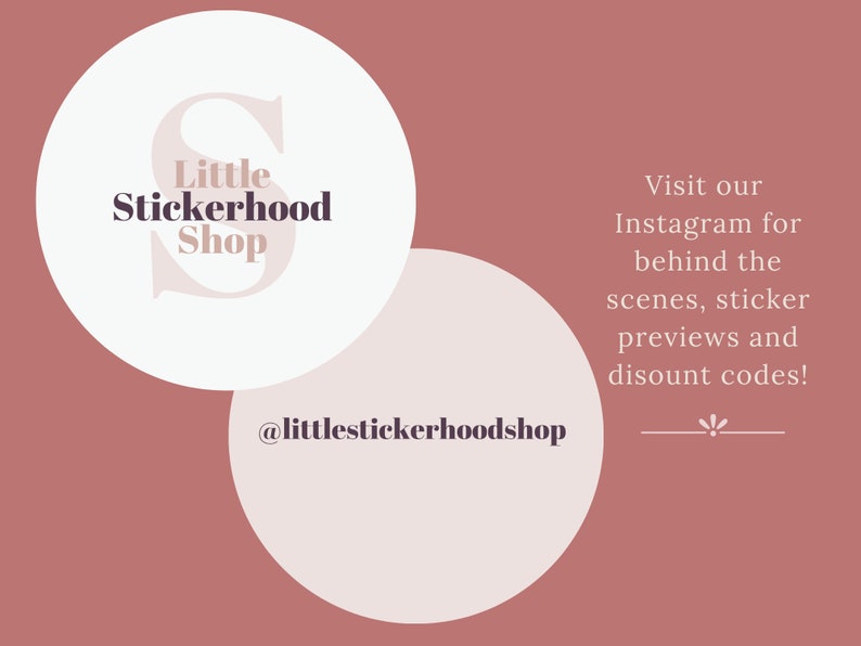 Pode incluir: Um fundo rosa empoeirado com dois c&iacute;rculos brancos sobrepostos. O c&iacute;rculo superior exibe "Little Stickerhood Shop" em roxo escuro. O c&iacute;rculo inferior mostra o nome de usu&aacute;rio do Instagram. Texto incentivando visitas ao Instagram.