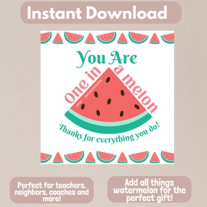 Può includere: Carta stampabile con una grafica di anguria e il testo "You Are One in a Melon Thanks for everything you do!" La carta è decorata con un bordo di fette di anguria.