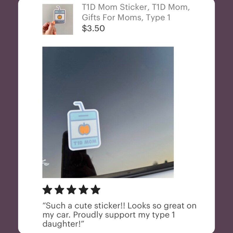 Pode incluir: Um autocolante azul claro com um design de caixa de sumo, com uma ma&ccedil;&atilde; laranja e o texto "T1D MOM". O autocolante &eacute; mostrado no vidro de um carro. O autocolante &eacute; um presente para m&atilde;es.