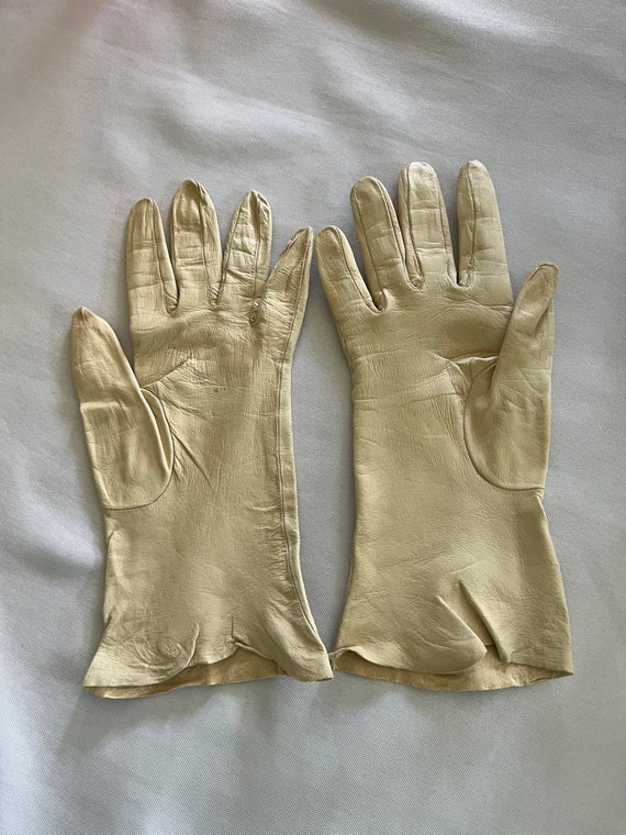 Vintage White Kid Leather Gloves Small Size Wrist… - image 3