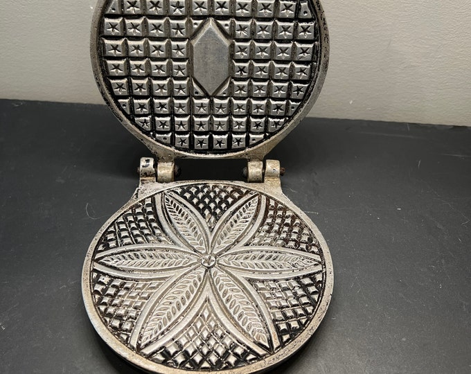 Vintage Pizzelle Iron No. 1 R Made by C. Palmer West Newton, PA 16.5