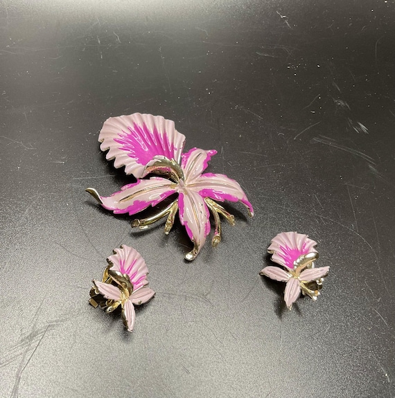 Pink Enamel Flower Brooch and Earring Set Lisner Pink Enamel & Rhinestones Brooch and Clip on Earrings  main image 3