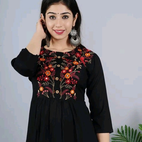 Indina Voll Modische Kurti Für Tragen Büro oder Home Rayon Anarkali Bestickt Kurti für Frauen Schwarz Kurti Geschenk Indische Kleidung