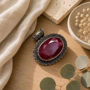 Eleganter Anhänger aus kaschmirischem Rubin – Halskette aus 925er Sterlingsilber, handgefertigter Boho-Schmuck, Geschenk für Frauen