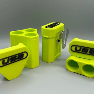 Op de afbeelding: Een set neongele plastic opbergorganizers voor USB-sticks. De items zijn voorzien van zwarte reli&euml;ftekst met de tekst USB op de voorzijde. E&eacute;n unit is driehoekig met drie ronde openingen, een andere is rechthoekig met een metalen clip.