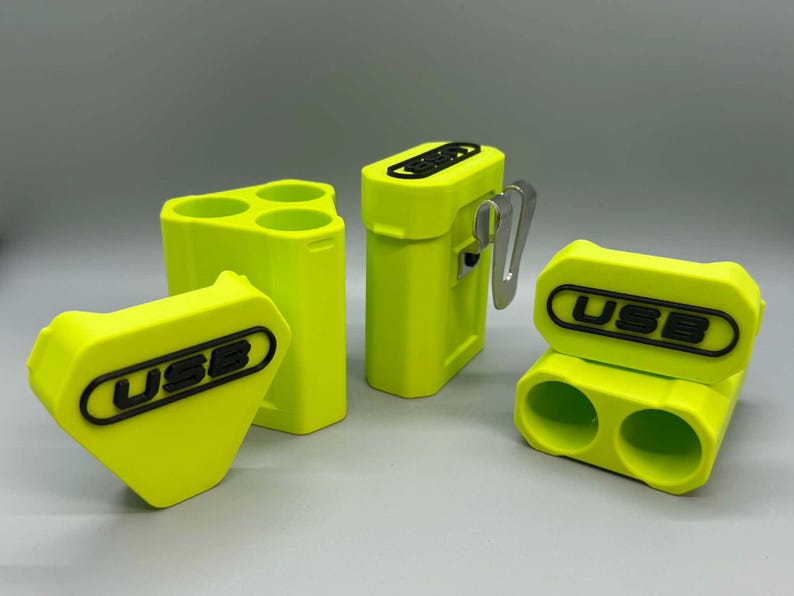 Op de afbeelding: Een set neongele plastic opbergorganizers voor USB-sticks. De items zijn voorzien van zwarte reli&euml;ftekst met de tekst USB op de voorzijde. E&eacute;n unit is driehoekig met drie ronde openingen, een andere is rechthoekig met een metalen clip.
