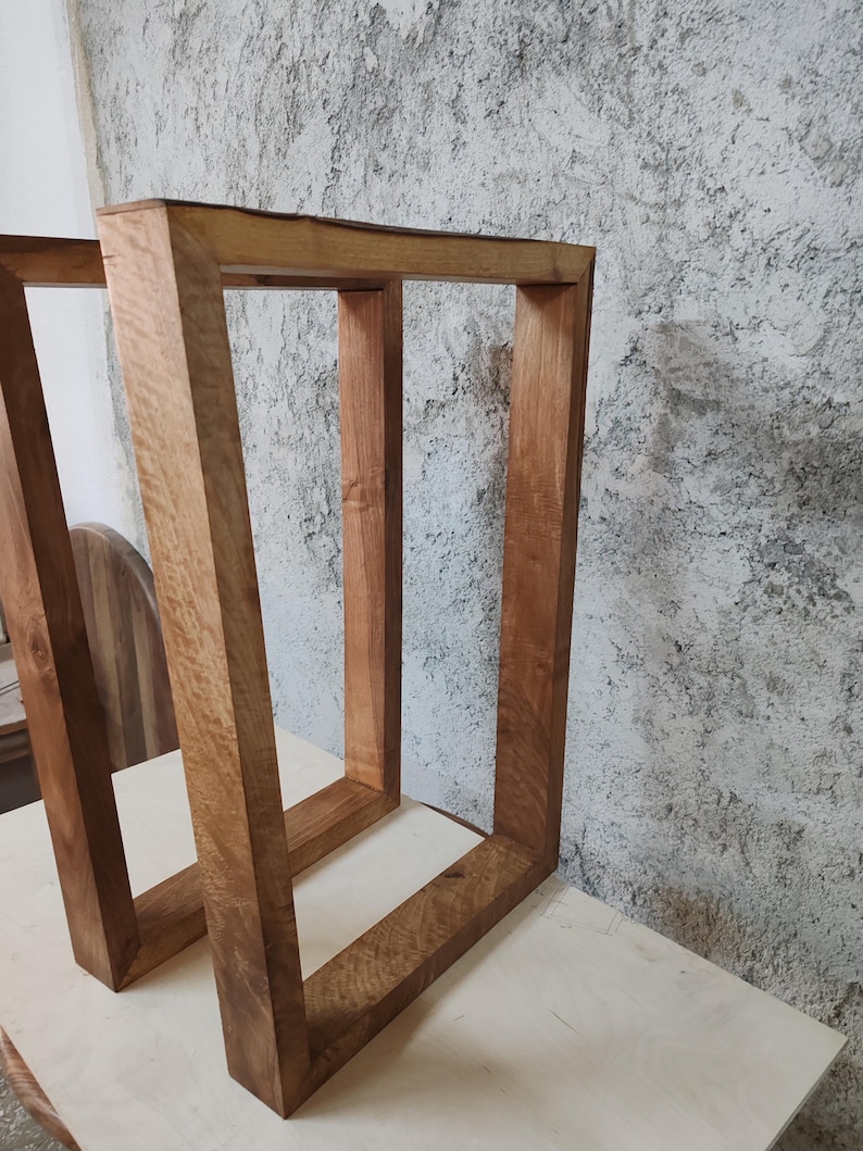Puede incluir: Dos patas de mesa de madera con un acabado de madera natural. Las patas son cuadradas y tienen un dise&ntilde;o sencillo.