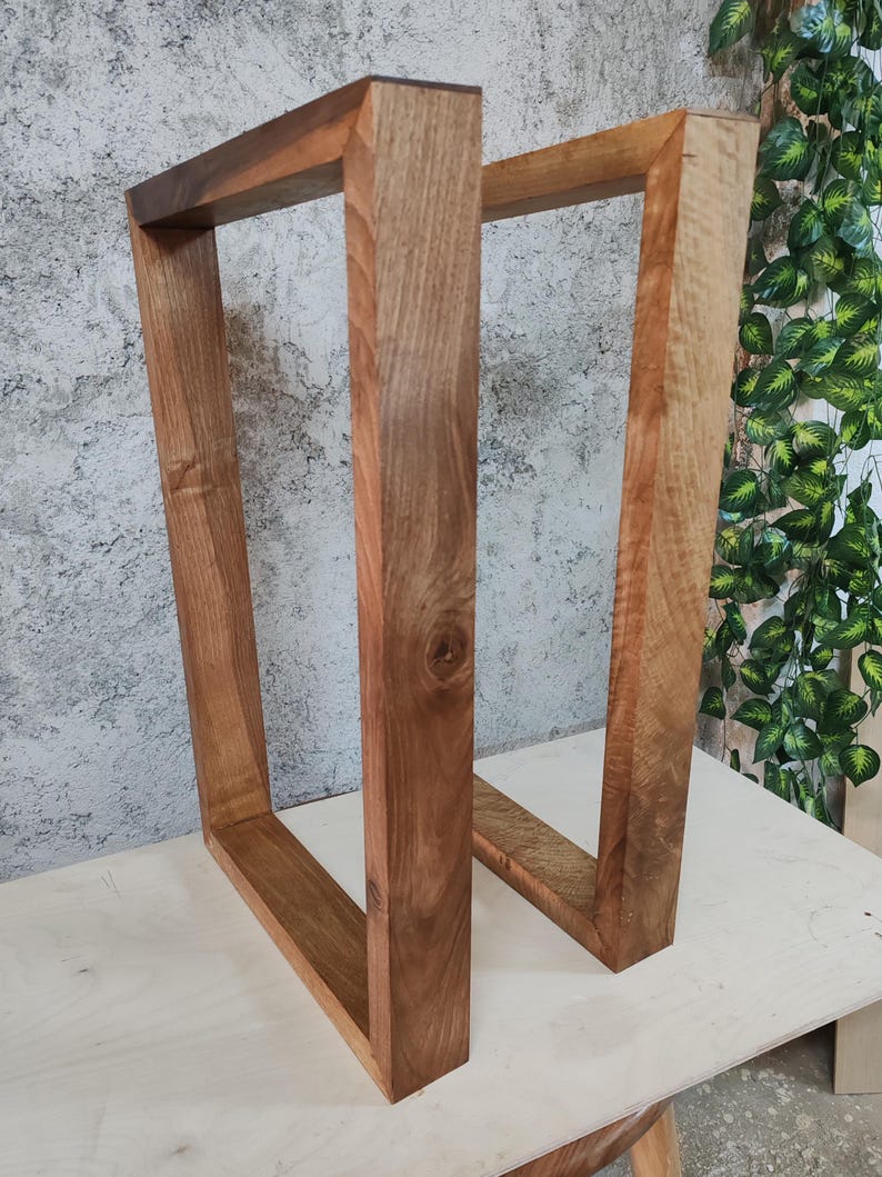 Puede incluir: Dos patas de mesa de madera en forma de marco rectangular. Las patas son de color marr&oacute;n oscuro y tienen una veta de madera natural.