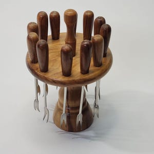 Vintage cocktailvorkjesset met 12 houders, bruin hout, metalen vork, gemaakt in Frankrijk.