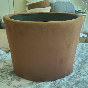 Grand pot de fleurs d'intérieur en daim marron chocolat au lait, 45,7 cm de large et 35,6 cm de haut.