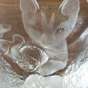 Mats jonasson full lead crystal paperweight signed sweden cat with ball of yarn image 2