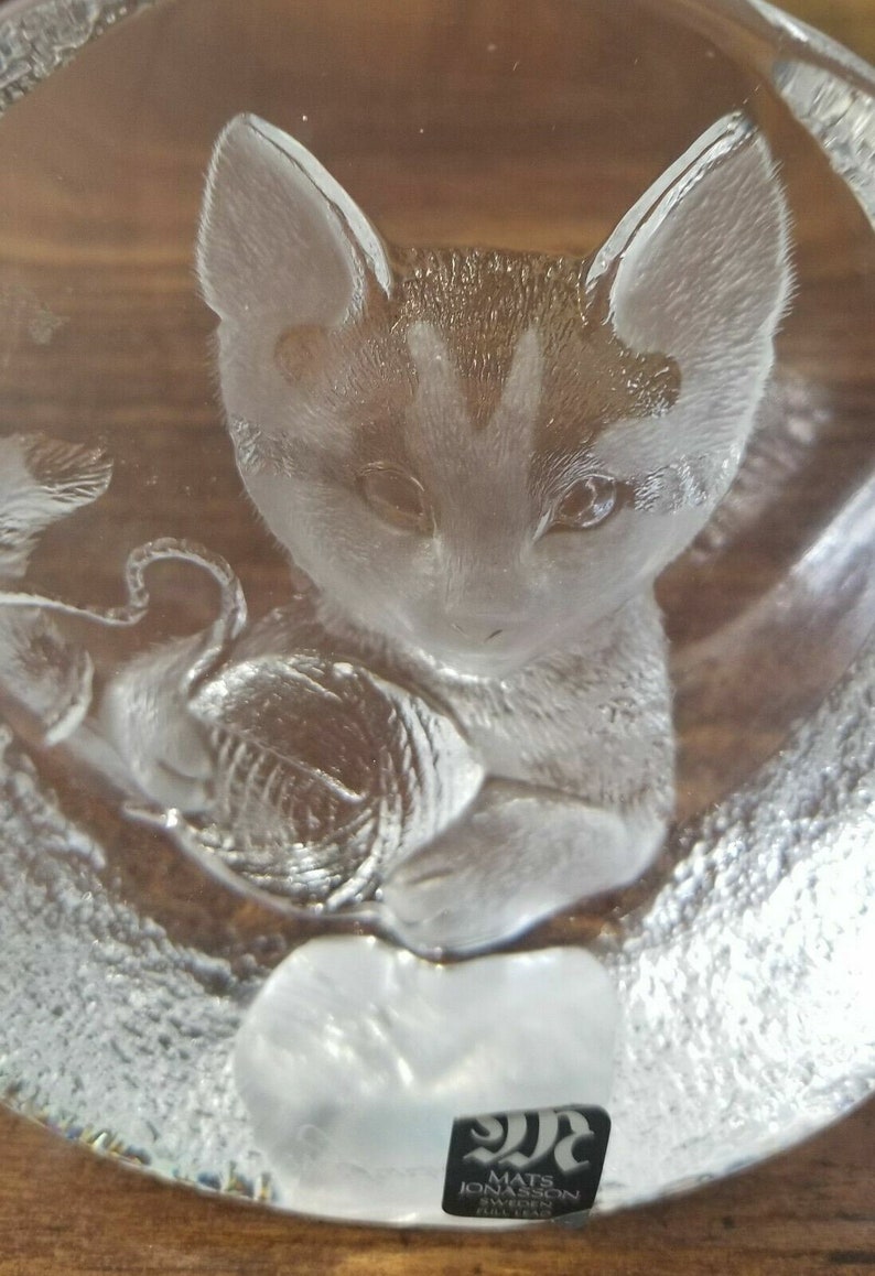 Mats jonasson full lead crystal paperweight signed sweden cat with ball of yarn image 2