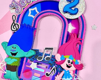 Décoration pour gâteau d'anniversaire Trolls faite main : coquelicot et branche personnalisés