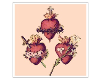 Può includere: Tre cuori rossi stilizzati con accenti dorati e spine, circondati da fiori bianchi. I cuori sono trafitti da una spada, una corona di spine e un solo fiore.