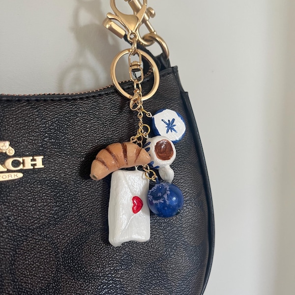 Colgante para bolso hecho a mano con arcilla polimérica: Croissant, Café, Arándano, Accesorio con forma de carta de amor