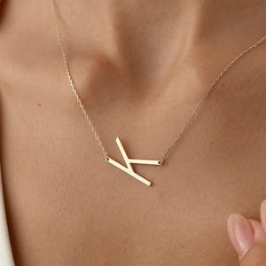 Collar lateral, iniciales doradas, regalo de Navidad, regalos para mamá, estilo minimalista, collar dorado, regalo para damas de honor, collar con letras
