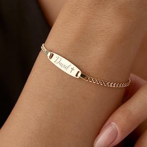 Custom Engraved Name Bar Bracelet on Curb Chain - Personalized Christmas Gift for Her, Dainty Bracelet For Wife, New Mom Bracelet, Gift