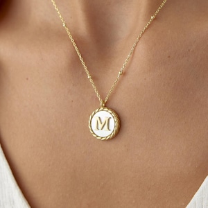 Collar con inicial de perla, colgante de plata de ley con letra personalizada y perla de agua dulce, collar minimalista personalizado, regalo perfecto para ella.
