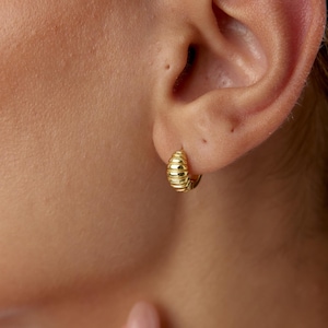 Dainty Croissant Hoop Earrings, Ribbed Gold Hoop, Gift for Her, Hoop Earring, Dainty Ribbed Earring, Everyday Hoops, Huggie Hoop