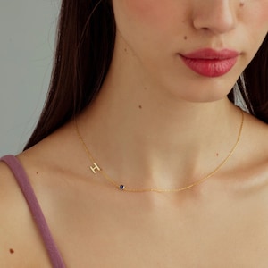 Collar de piedra de nacimiento inicial lateral - Collar de letras de piedras preciosas delicadas, regalos de cumpleaños personalizados - Regalo para ella