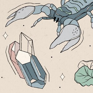 Pu&ograve; includere: Uno scorpione blu con una striscia verde sulla schiena, un grande cristallo con sfaccettature rosa, bianche e blu, e una foglia verde su uno sfondo beige.