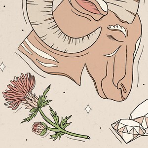 以下が含まれることがあります： 目を閉じた雄羊の頭の線画、ピンクのオニユリの花、そしてクリスタル。背景は薄いベージュで、かすかに斑点のある質感です。