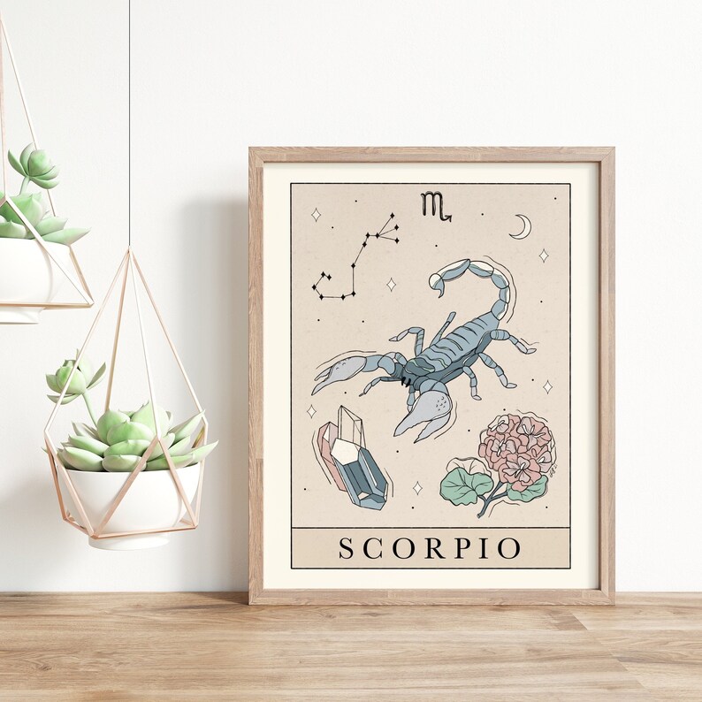 Pu&ograve; includere: Una stampa d'arte stampabile beige con un'illustrazione di scorpione blu, una costellazione e la parola "SCORPIO".