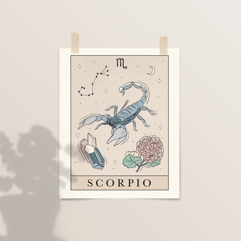 Pu&ograve; includere: Un'illustrazione beige e blu del segno zodiacale dello Scorpione. L'illustrazione presenta uno scorpione, una costellazione, un cristallo e un fiore. Il testo "SCORPIO" &egrave; stampato sotto l'illustrazione.