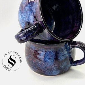 Tazón de cerámica hecho a mano para sopa / Taza de sopa abstracta de 828-857 ml (28-30 oz) en azul zafiro y morado magenta.