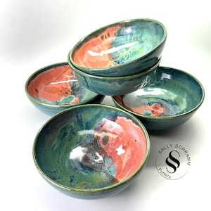 Cuenco de cerámica artesanal abstracto con diseño de atardecer: esmalte verde océano y coral (6 1/2 pulgadas)