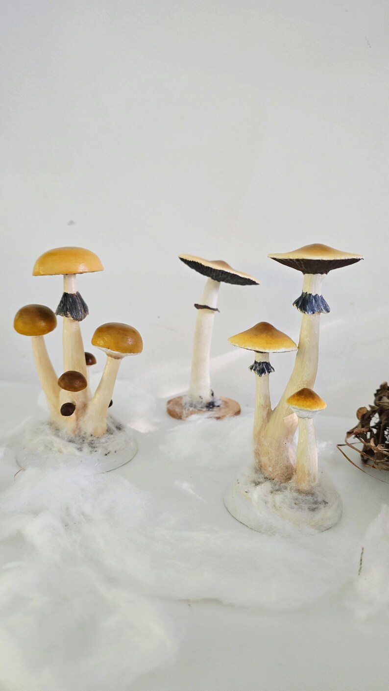 Prezent dla miłośnika grzybów psilocybinowych Figurka z magicznymi grzybami przebudzenia Złote nauczycielki Wiszące ozdoby z magicznymi grzybami Figurka z grzybami psylocybinowymi zdjęcie 2