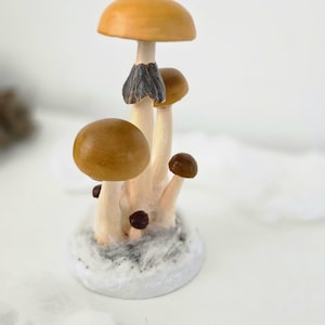Prezent dla miłośnika grzybów psilocybinowych Figurka z magicznymi grzybami przebudzenia Złote nauczycielki Wiszące ozdoby z magicznymi grzybami Figurka z grzybami psylocybinowymi zdjęcie 8