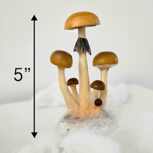 Prezent dla miłośnika grzybów psilocybinowych Figurka z magicznymi grzybami przebudzenia Złote nauczycielki Wiszące ozdoby z magicznymi grzybami Figurka z grzybami psylocybinowymi Golden halo figurine