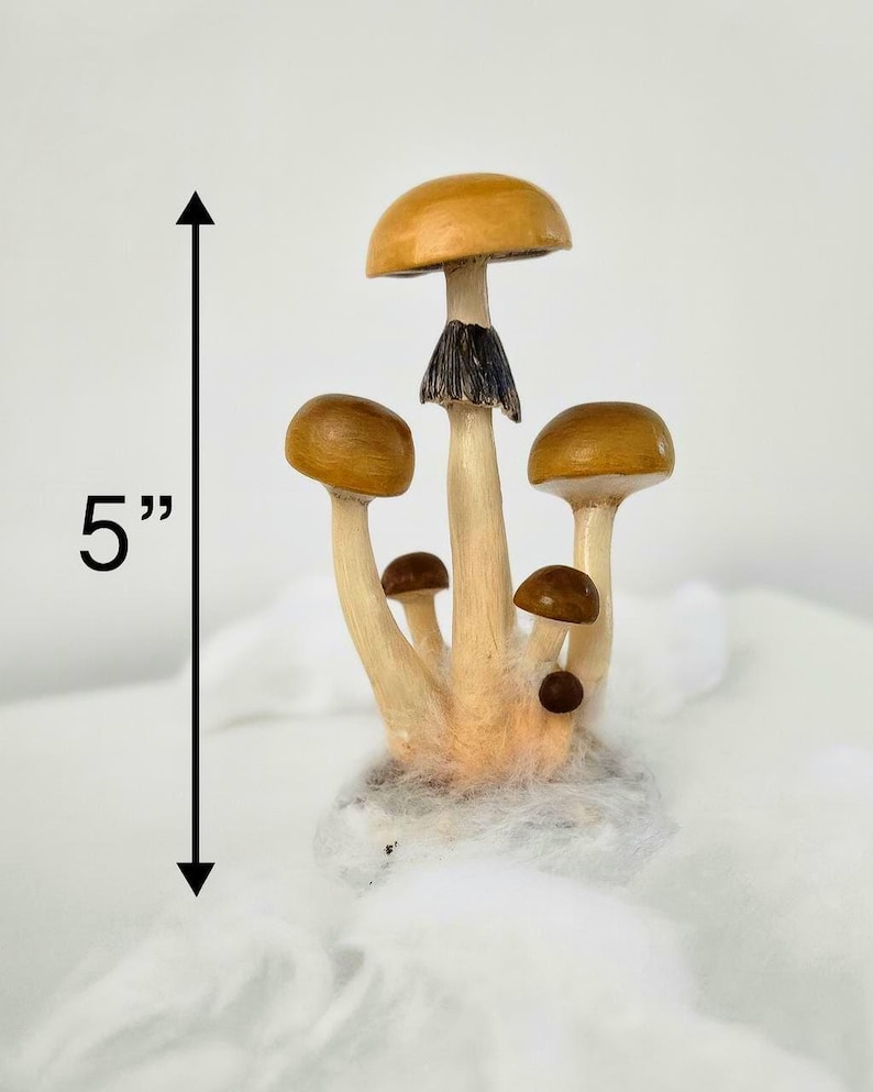 Prezent dla miłośnika grzybów psilocybinowych Figurka z magicznymi grzybami przebudzenia Złote nauczycielki Wiszące ozdoby z magicznymi grzybami Figurka z grzybami psylocybinowymi Golden halo figurine