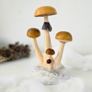 Prezent dla miłośnika grzybów psilocybinowych Figurka z magicznymi grzybami przebudzenia Złote nauczycielki Wiszące ozdoby z magicznymi grzybami Figurka z grzybami psylocybinowymi zdjęcie 12