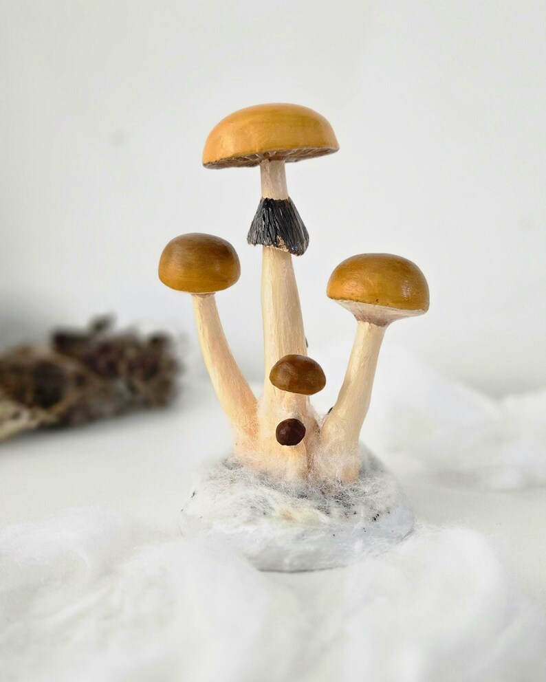 Prezent dla miłośnika grzybów psilocybinowych Figurka z magicznymi grzybami przebudzenia Złote nauczycielki Wiszące ozdoby z magicznymi grzybami Figurka z grzybami psylocybinowymi zdjęcie 12